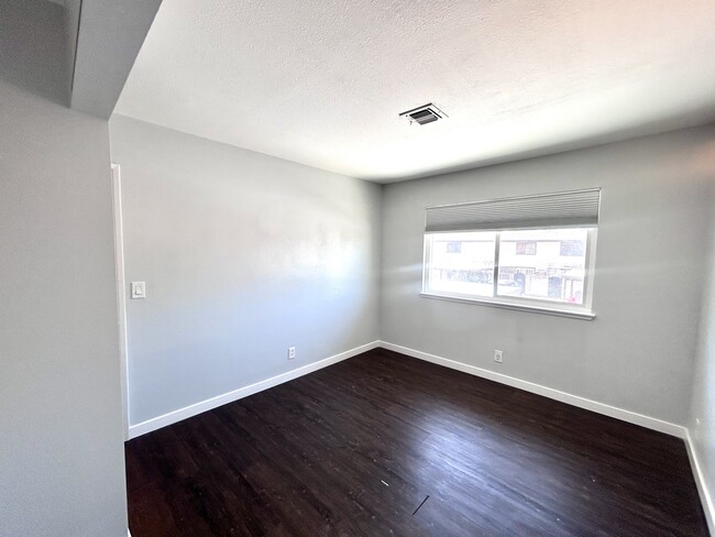 Building Photo - 6208 Meadow Brook Ln