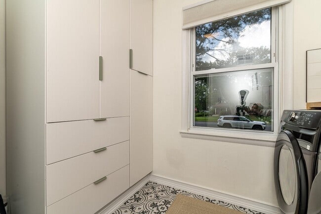 Building Photo - 1800 Lark Ln