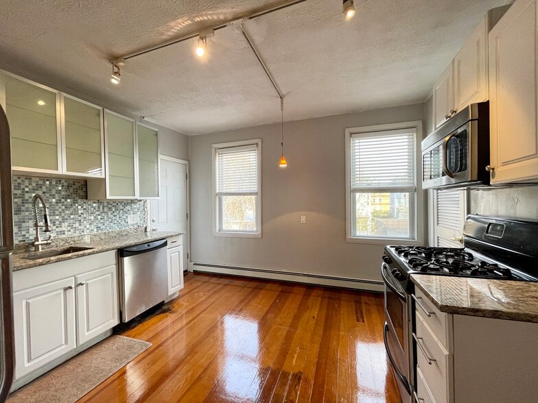 Building Photo - 48 America St