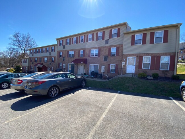 Building Photo - North Hills 2 BR Apartment! Perfect Locati...