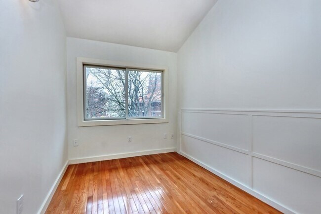 Building Photo - 12 Lilac Ct