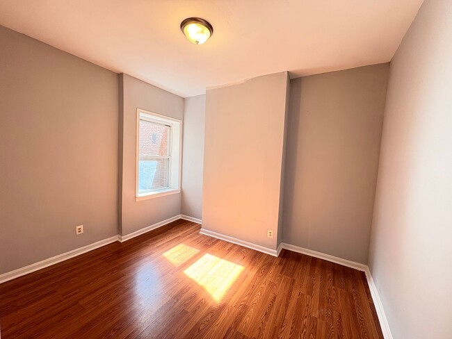 Building Photo - Charming 3-Bedroom Townhome with Classic C...