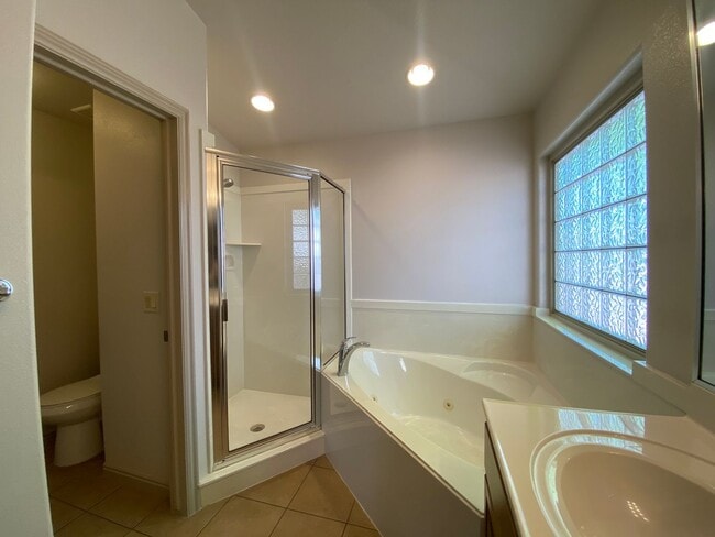 Building Photo - SPACIOUS HOME FOR RENT!