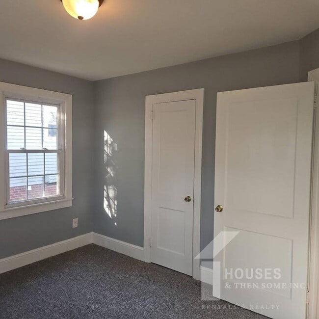 Building Photo - 7 Edwards St