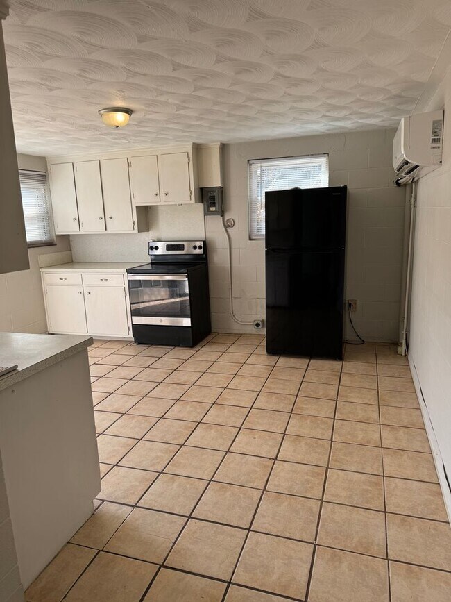 Building Photo - Spacious 2 Bedroom, 1 Bathroom Move-In Ready Apartment!