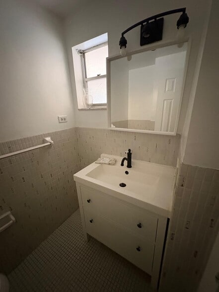 Building Photo - 215 SE 3rd Ave