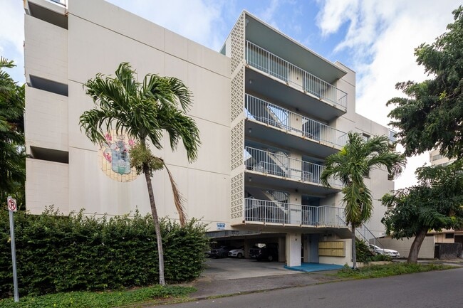 Building Photo - Available now! Prime location Studio with Parking!