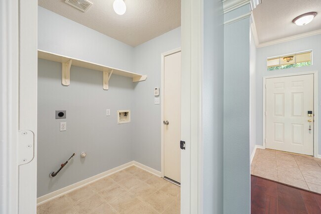 Building Photo - 5827 Willow Park Dr