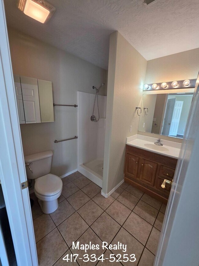 Building Photo - 3 Bed | 2 Bath Home in Hollister, MO – Flat Yard + 2-Car Garage