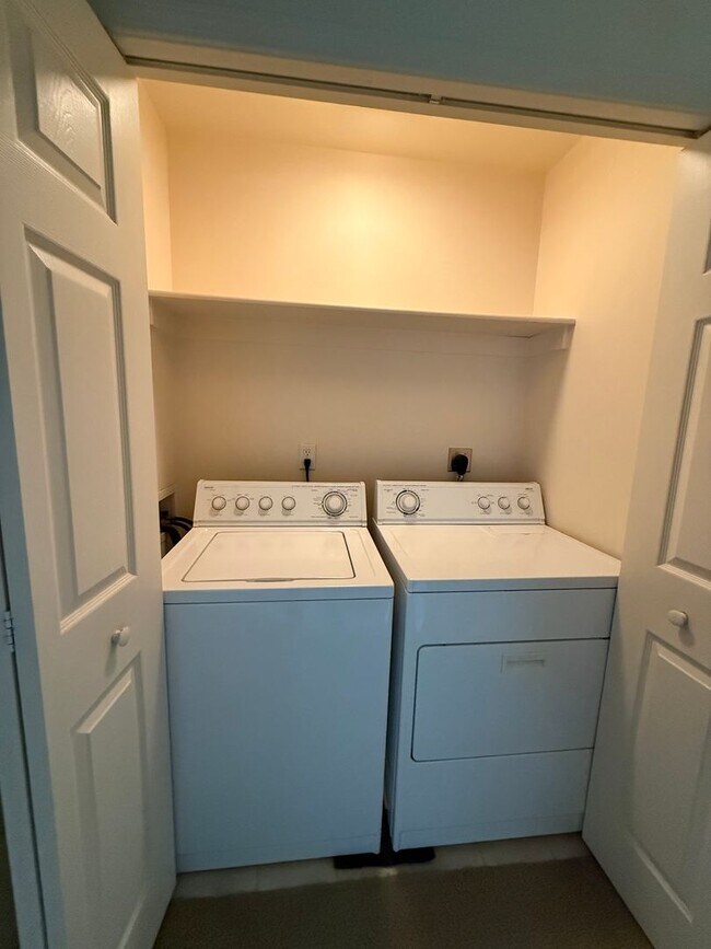 Building Photo - 3 Bedroom End Unit