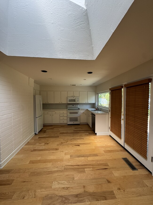 Building Photo - 969 Madison Dr