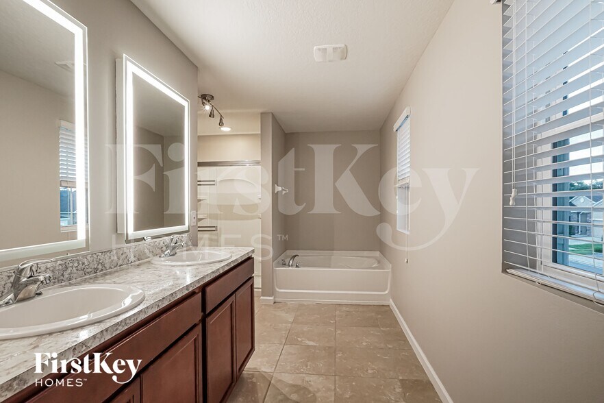 Building Photo - 924 Ambergate St