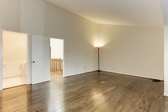 Building Photo - 3 Bed 2 Full Bath 2 Half Bath - North Beth...