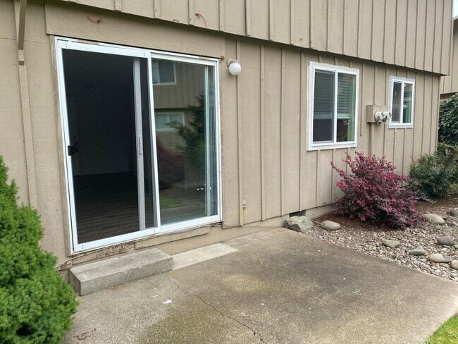 Building Photo - (905) Draper Arms Apartments - 2 Bedroom / 1 Bathroom (UPDATED)
