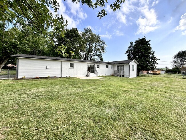 Building Photo - 120 Willow Dr