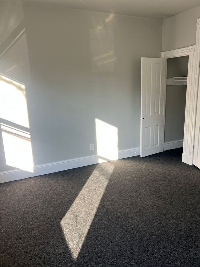 Building Photo - Lancaster City Large 4 bedroom