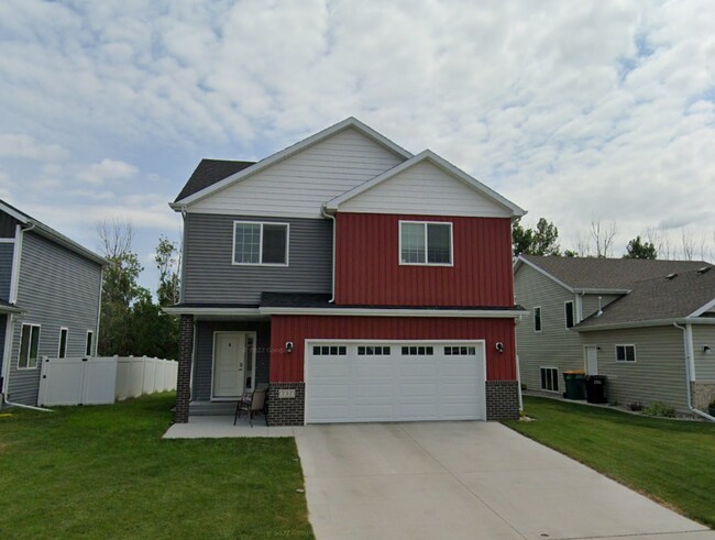 Building Photo - 3 Bed 3 Bath Single Family Home