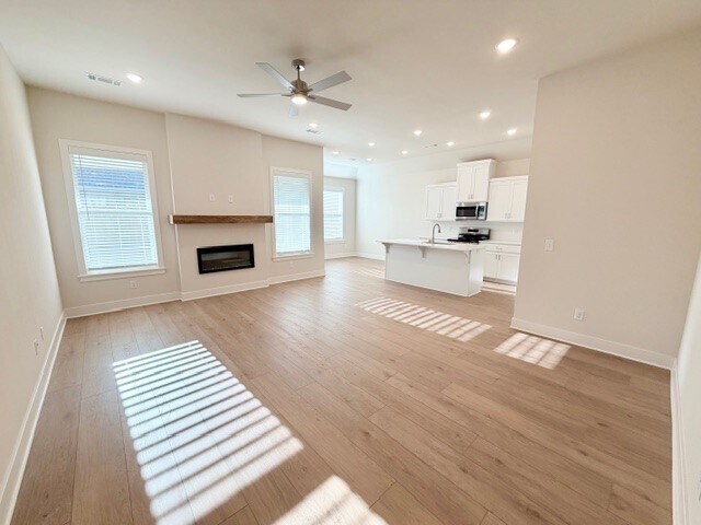 Building Photo - 502 S Calico Ave
