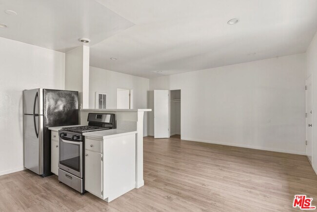 Building Photo - 11746 Goshen Ave