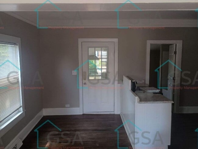 Building Photo - 4 Bedroom 2 Bath House!!