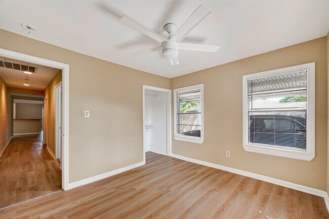 Building Photo - 1504 Lawrence Ave