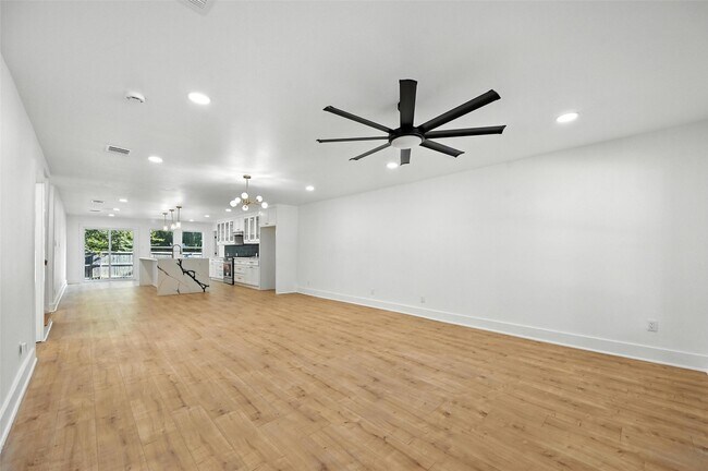 Building Photo - 508 W White Ave