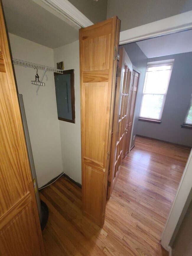 Building Photo - 226 Monroe St