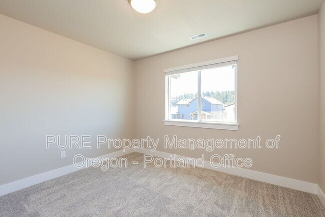 Building Photo - 504 NE Trillium Dr