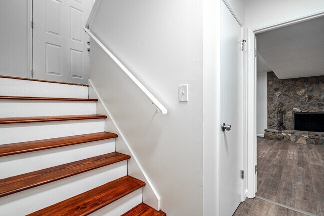 Building Photo - Stunningly renovated 4 bedroom 3 bathroom ...