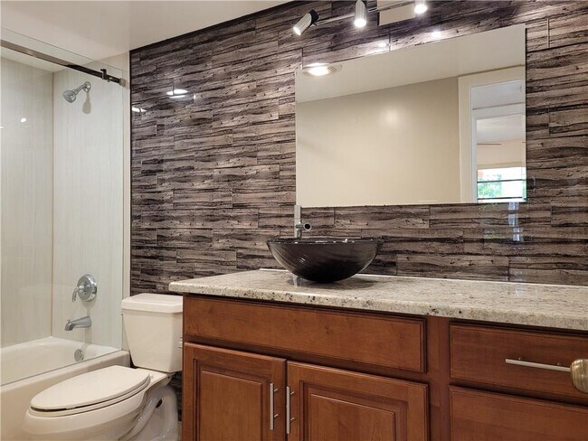 Building Photo - 2027 Coral Ridge Dr