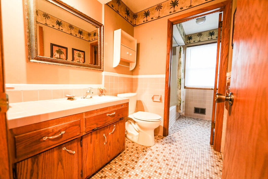 Main floor bathroom - 13113 Irving Ave S
