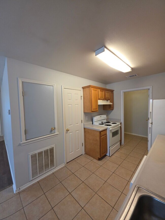 Building Photo - 106 Willow Creek Dr