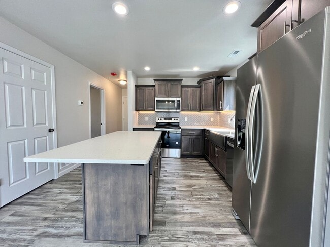 Building Photo - 4 Bed | 2 Bath | 2 Stall Garage | Single Family Home