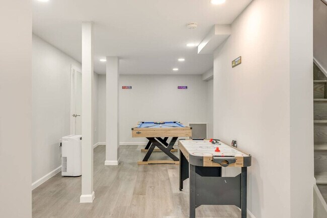 Building Photo - 2135 Rosemont Dr