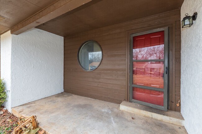 Building Photo - 4902 S Gum Ave