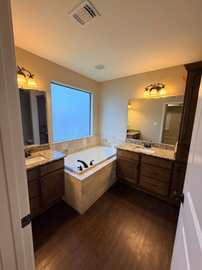 Building Photo - Spacious updated 3 bedroom home