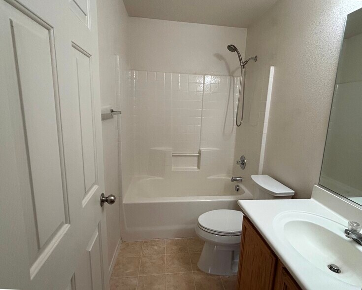 Building Photo - 989 Grand Cerritos Ave
