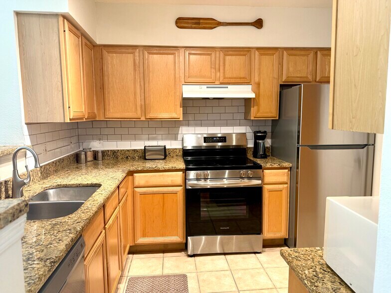 Building Photo - 1000 Villagio Cir