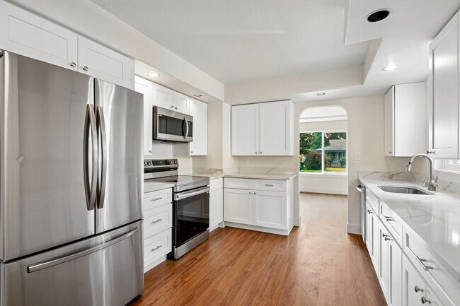 Building Photo - 131 E 70th St