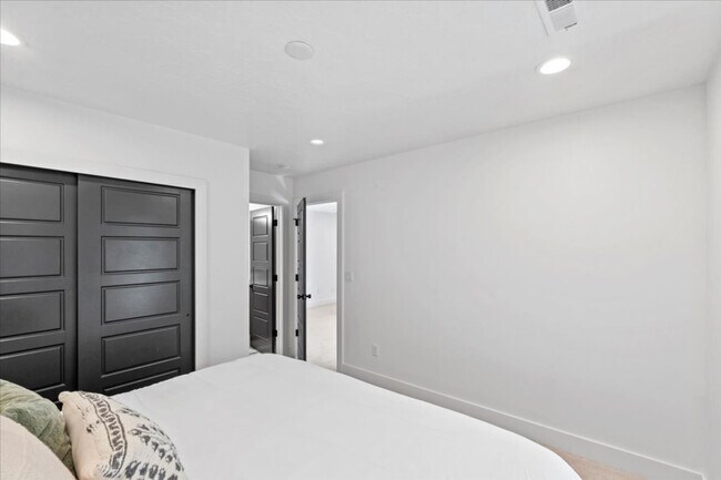 Building Photo - 690 S Edge Ln