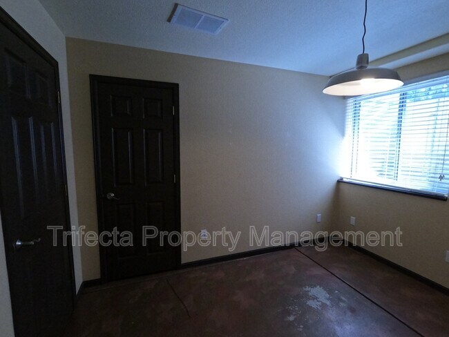 Building Photo - 2215 Harvest St