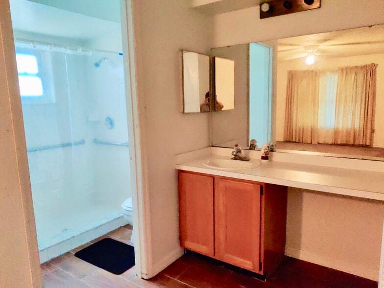 Building Photo - 1371 Melshire Ave