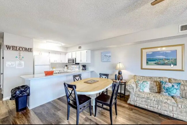 Building Photo - Fully Furnished 2 Bed/ 1 Bath downstairs u...