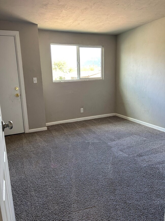 Building Photo - 210 W Blacklidge Dr
