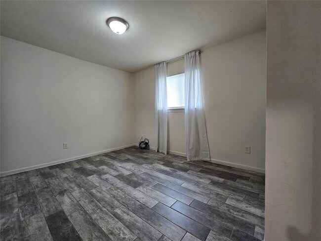 Building Photo - 502 Sturgis St