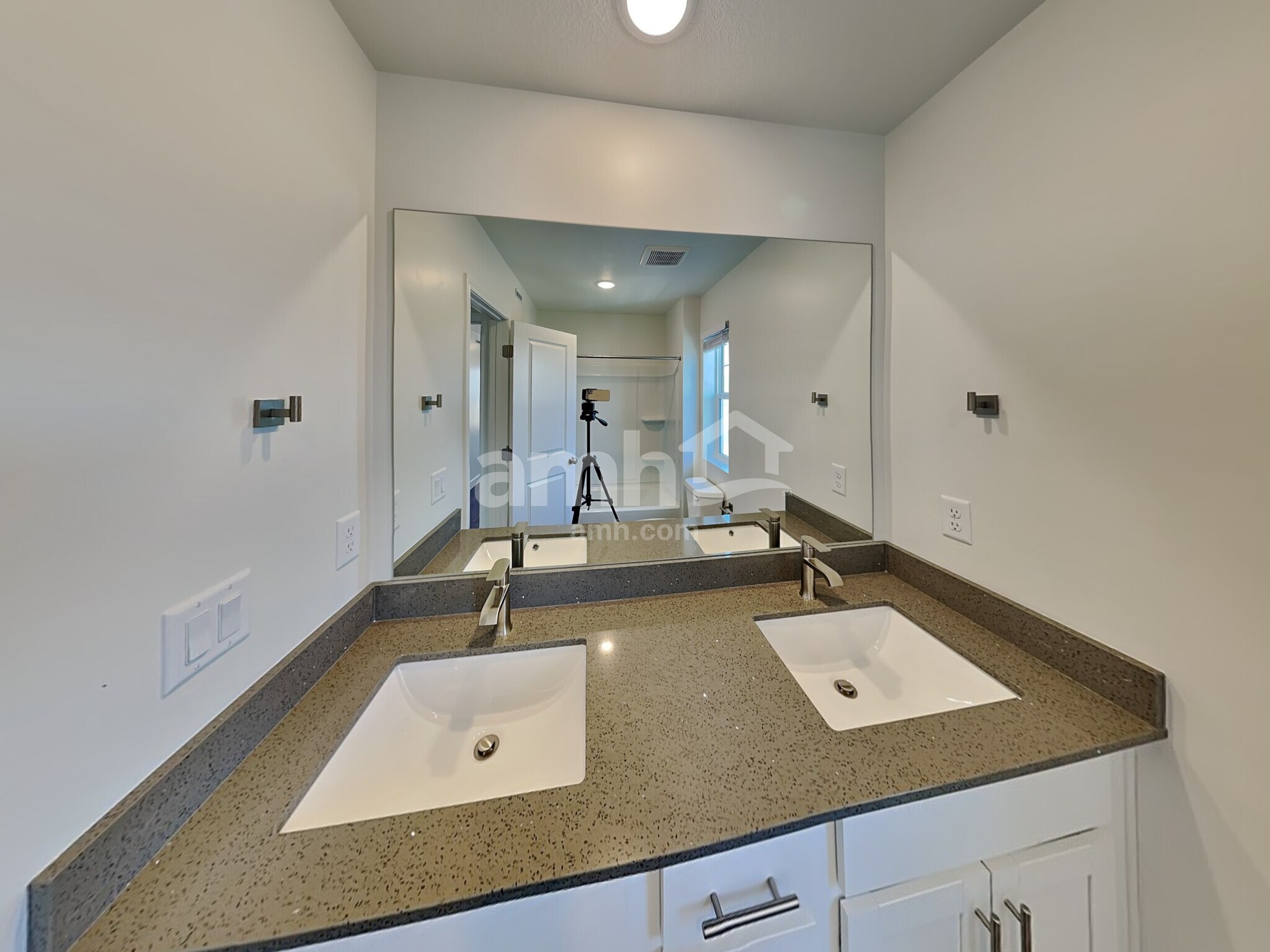 Building Photo - 11022 S Trocadero Ave