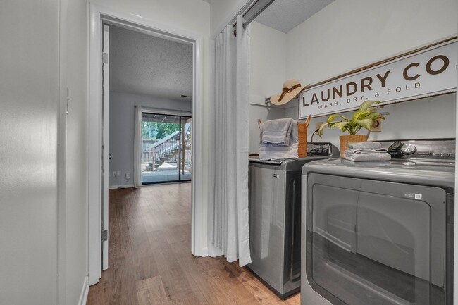 Building Photo - Ready NOW! 1 Block from the Bay! Pet Frien...