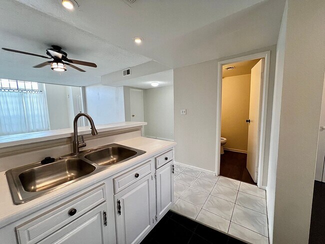 Building Photo - TWO BEDROOM TOWNHOME WITH VAULTED CEILING AND GRAND FRONT WINDOWS