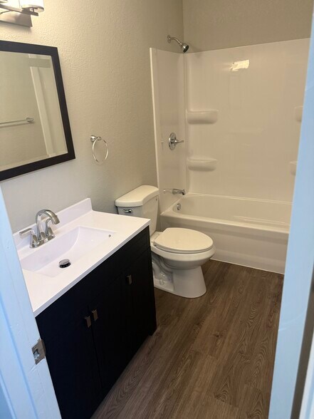 Upstairs Bath - 3958 N Edgemoor St