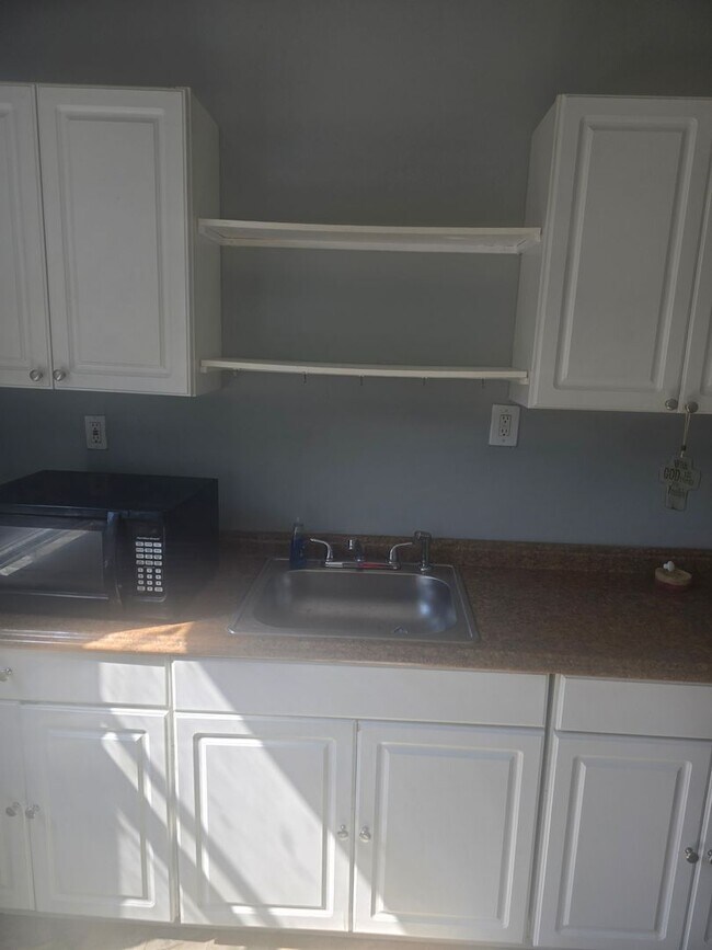 Building Photo - Three Bed 1 Bath Apartment for Rent!